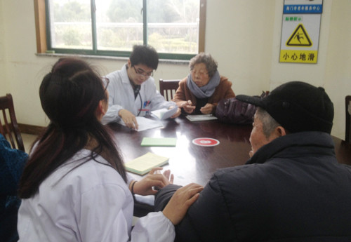 海门中医院青年志愿者在市老年中心开展“关爱老人、你我同行”义诊服务
