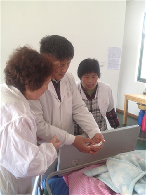 老年服务中心对护理员进行安全操作培训