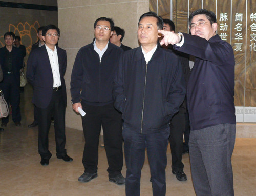 国家发改委经济贸易司司长王宝伟调研叠石桥国际家纺城