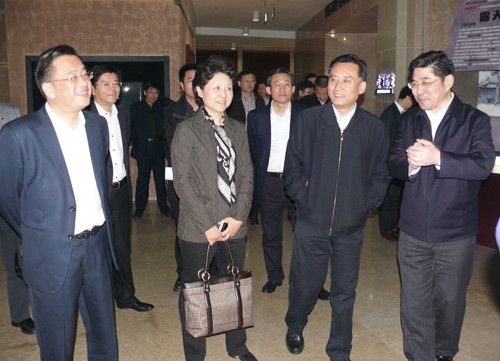 国家发改委经济贸易司司长王宝伟调研叠石桥国际家纺城