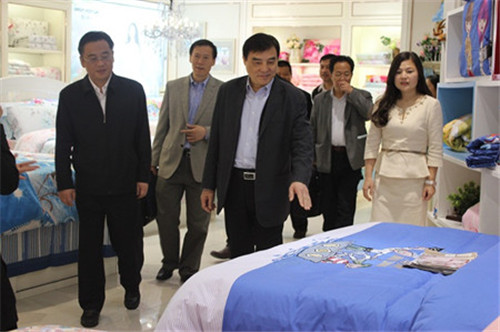 省委研究室领导专题调研叠石桥市场采购贸易方式工作