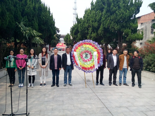 叠石桥家纺城组织员工举行祭扫烈士陵园活动