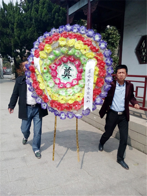 叠石桥家纺城组织员工举行祭扫烈士陵园活动