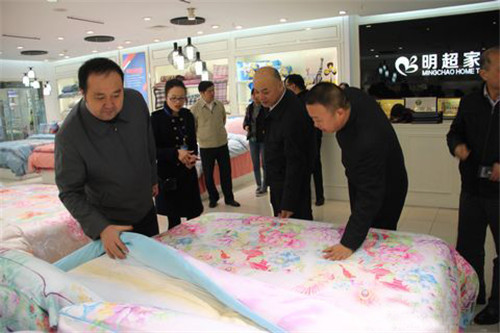 哈尔滨市市委常委、副市长刘奇等考察调研叠石桥家纺城