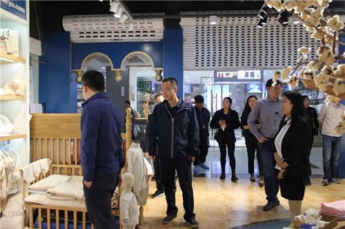 南通团市委组织青联旅游商贸界代表来访叠石桥家纺城