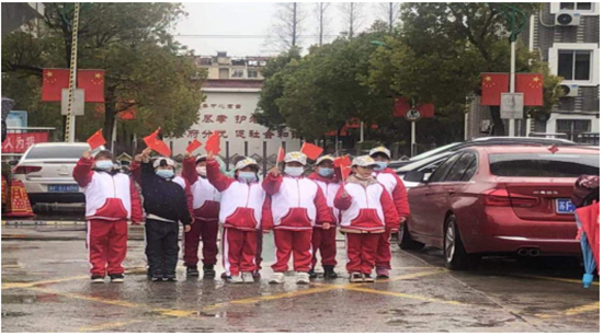 老年服务中心迎来实验小学少先队员的慰问