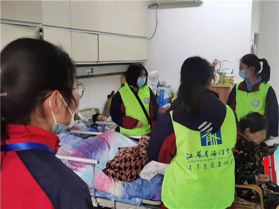 海门中学青年志愿者协会来老年服务中心开展送温情慰问活动