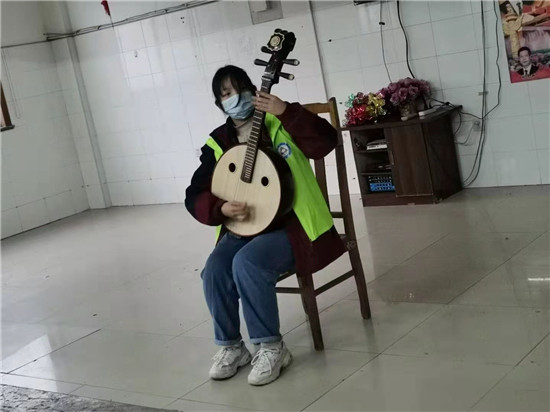 海门中学青年志愿者协会来老年服务中心开展送温情慰问活动