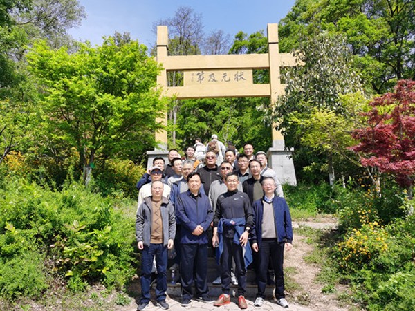 集团公司组织开展中高层春季户外拓展活动