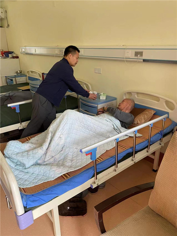 爱满重阳节 情暖老人心