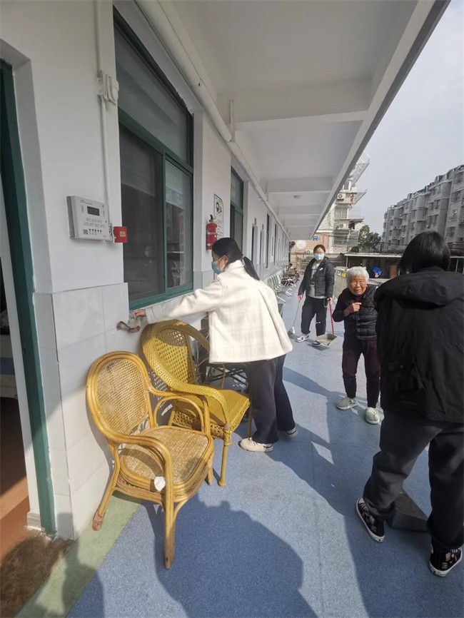 海门中学学生来海门区老年服务中心开展学雷锋活动