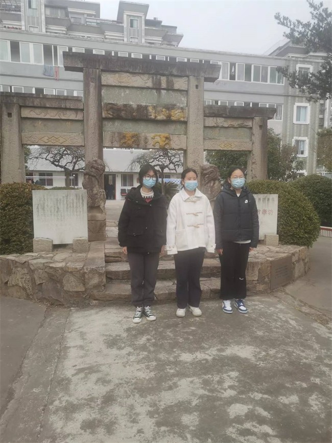 海门中学学生来海门区老年服务中心开展学雷锋活动