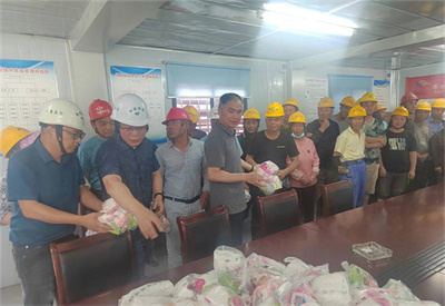赛城建筑公司领导赴工地开展夏季送清凉活动